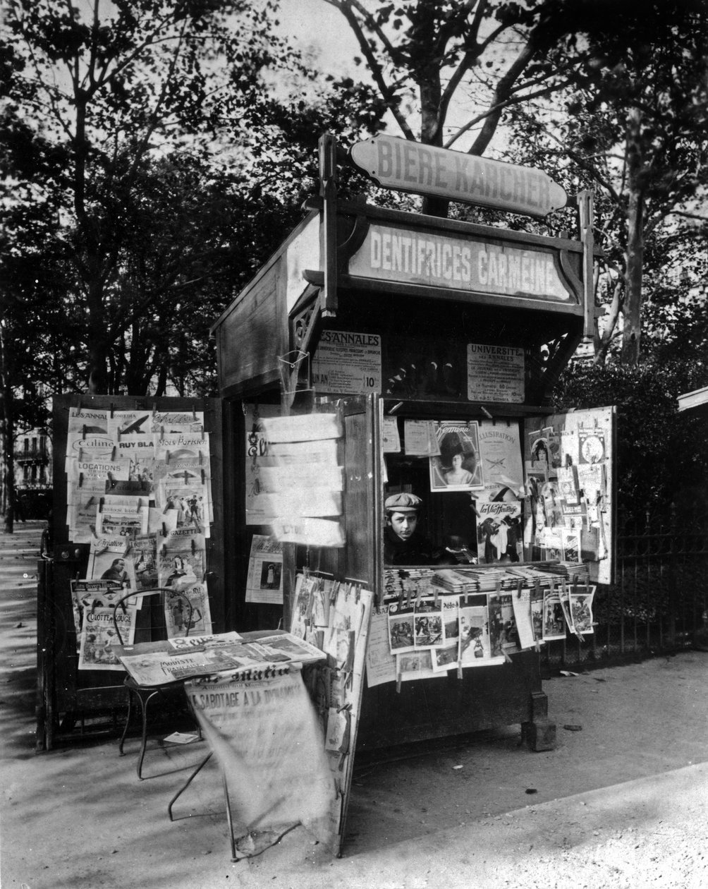 Kiosk i Paris, ca. 1910 (s/h-foto) af Eugène Atget