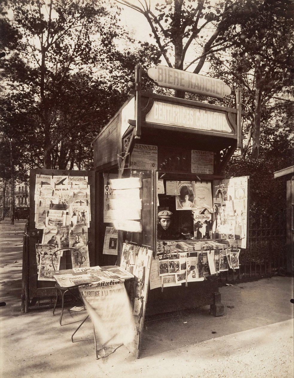 Kiosk i Paris, ca. 1910 (sepiafoto) af Eugène Atget