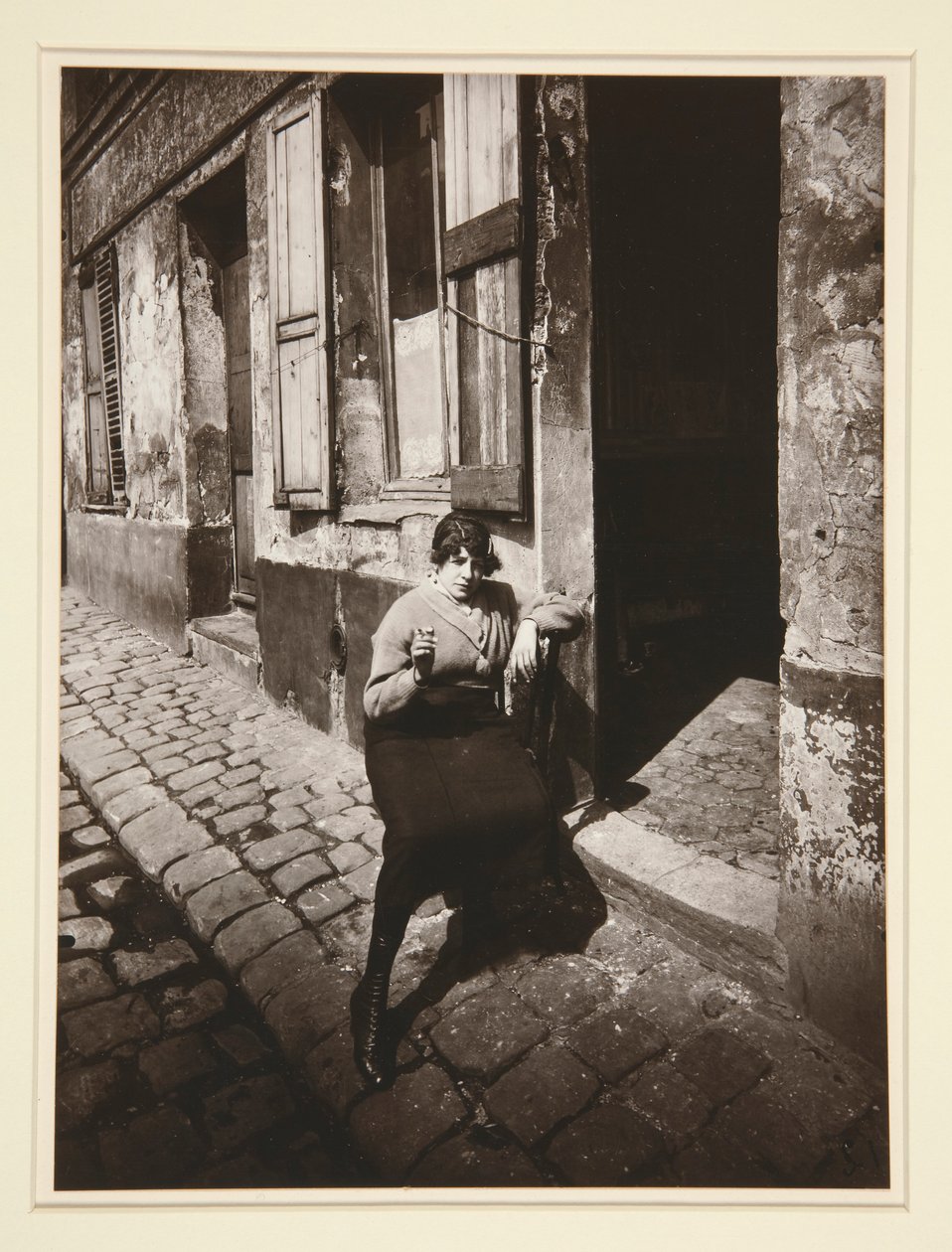 La Villette, offentlig pige, der holder uret, 19. April 1921 (La Villette, Streetwalker Waiting for a Client, 19. arrondissement, april 1921) af Eugène Atget