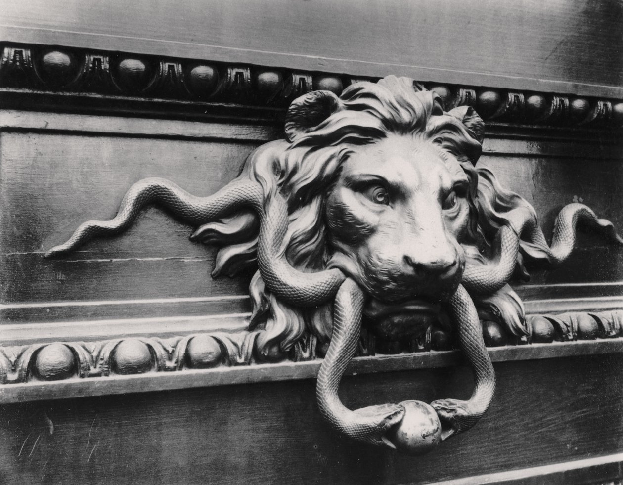 Løvedørsbanker, Paris af Eugène Atget