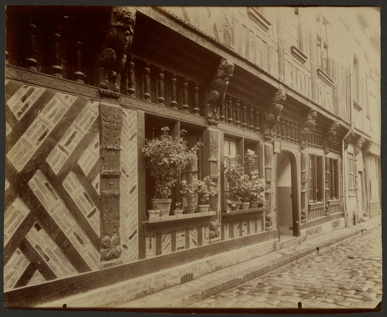Hus 25 Rue Saint-Laurent, Beauvais af Eugène Atget