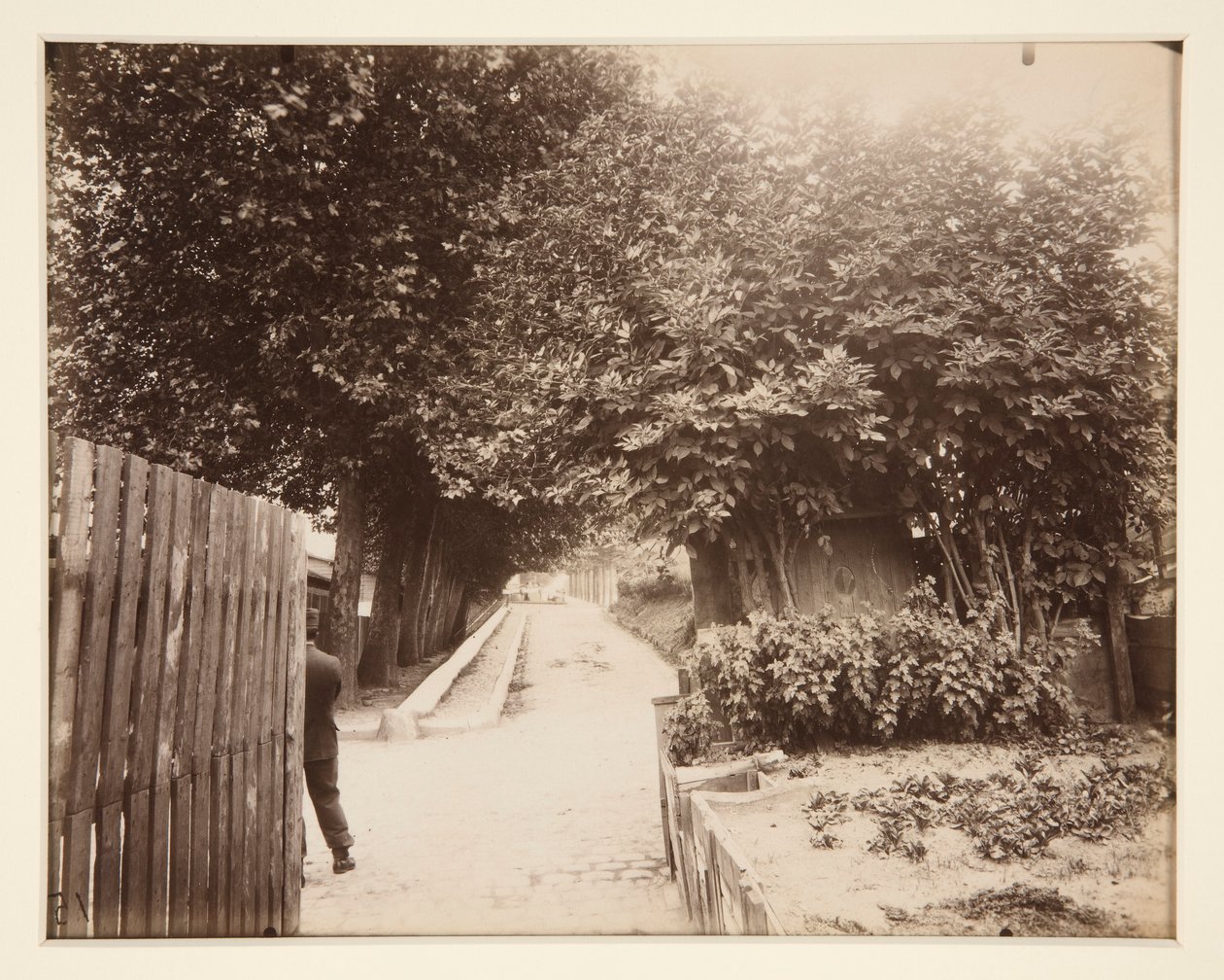 Dawn, Lower Meudon Gate af Eugène Atget