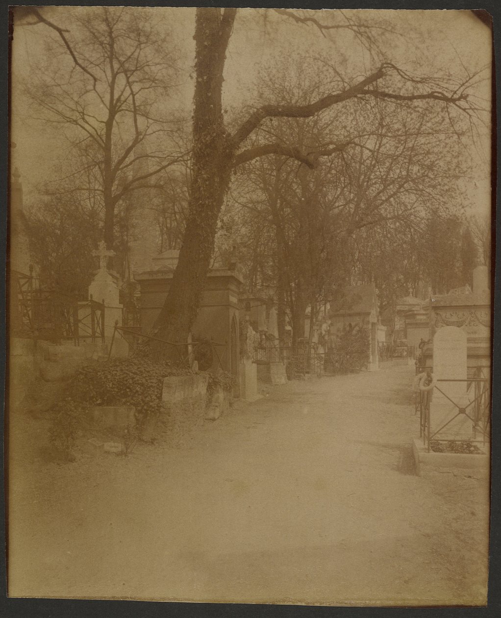 Père Lachaise af Eugène Atget