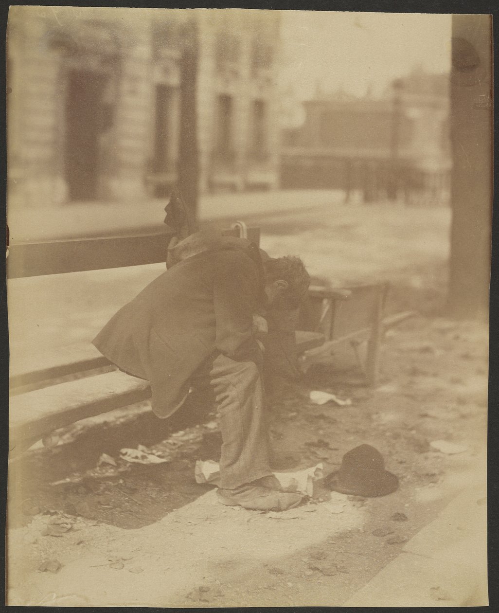 [Seated Vagrant] af Eugène Atget