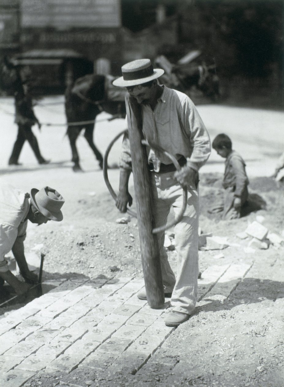 Street Paver, 1910 (gelatinesølvtryk) af Eugène Atget