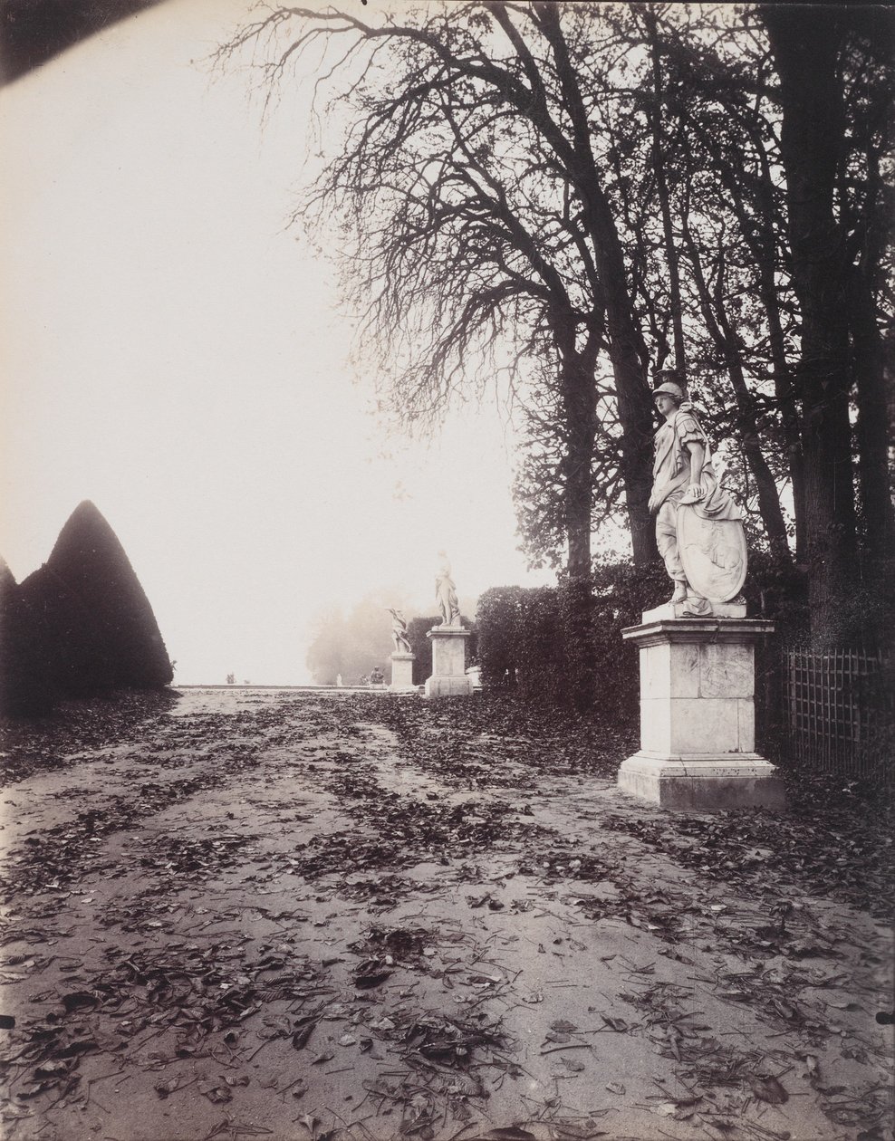 Versailles, Allee des Trois Fontaines, ca. 1906 (guldkloridtryk) af Eugène Atget