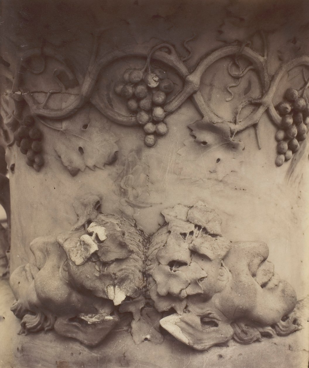 Versailles, Vase detalje, 1906. af Eugène Atget