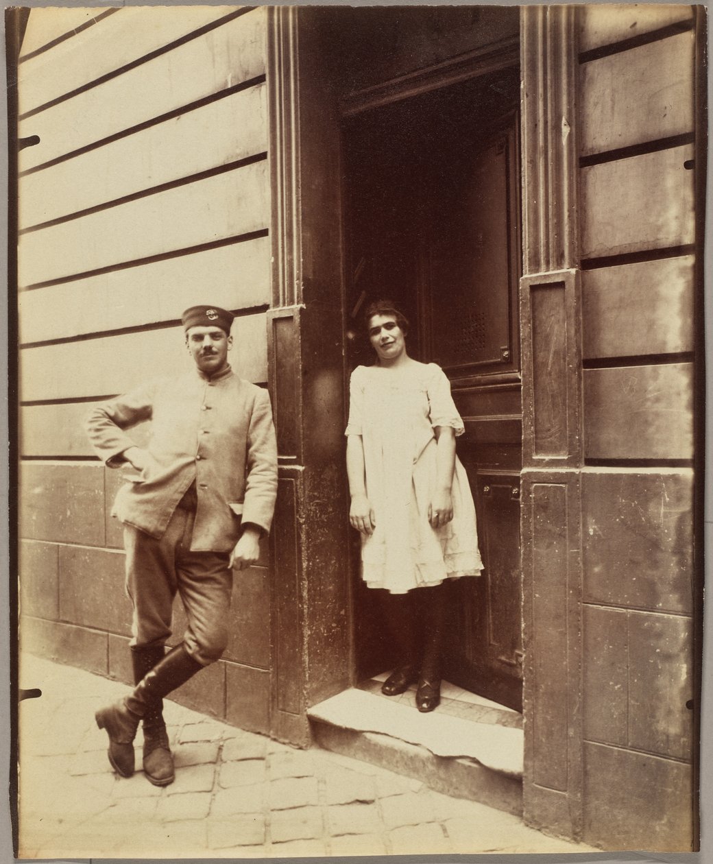 Versailles, kvinde og soldat, bordel af Eugène Atget