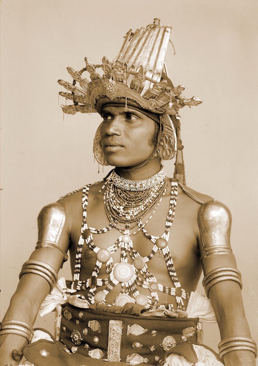 Portræt af en srilankansk danser med præget sølvhjelm, ca.1890 af Eugène Trutat