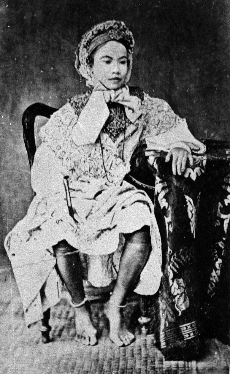 En cambodjansk eller siamesisk dronning i europæisk kjole, ca. 1860