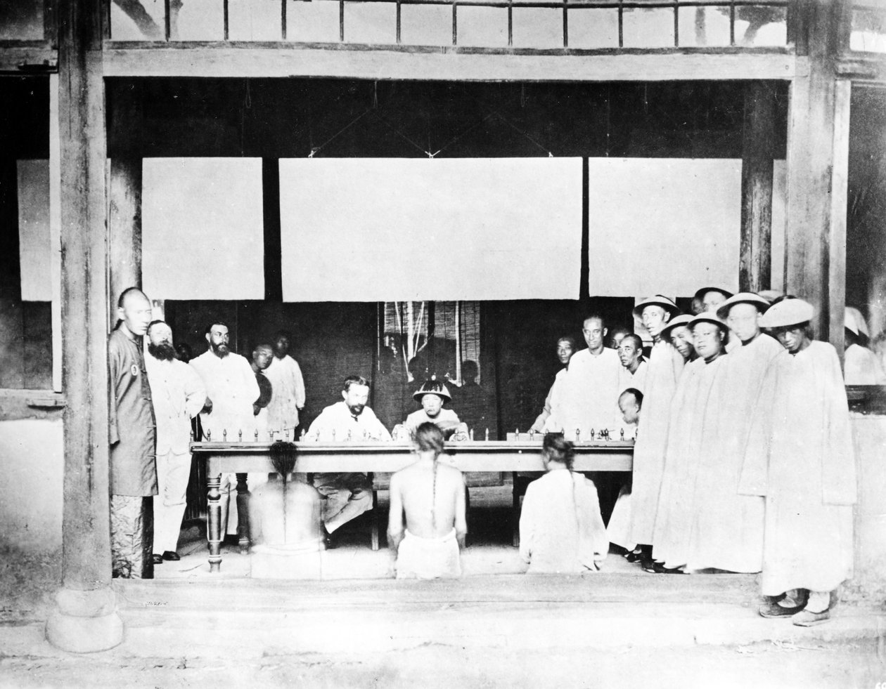 Chinese Magistrates Court, ca. 1880-90 af European Photographer
