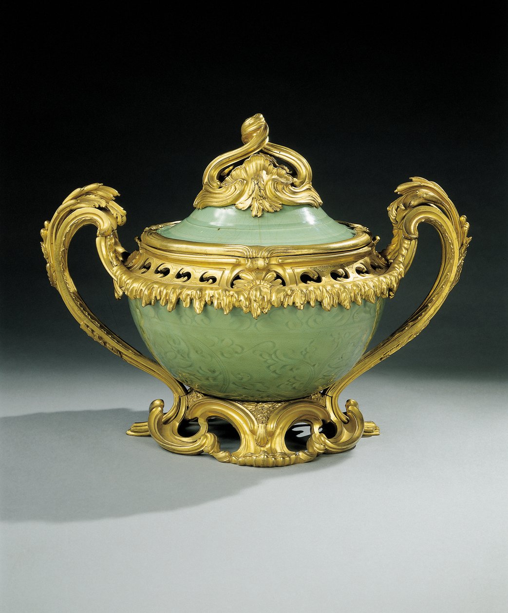 Louis XV pot-pourri vase (ormolu-monteret kinesisk celadon porcelæn) af European School
