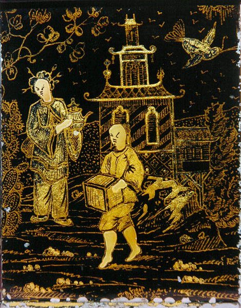 Tea Caddy på kinesisk manér, der forestiller en portør og en dame, der bærer en tekande (metal) af European School
