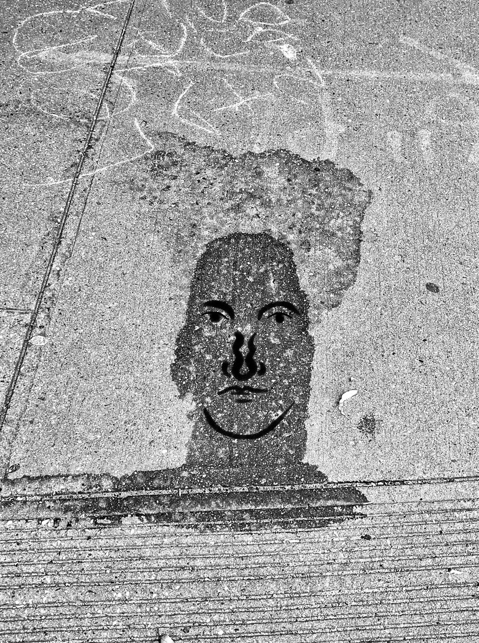 Face On Sidwalk, ca. 2020-24 (digital kunst) af Evan Sklar