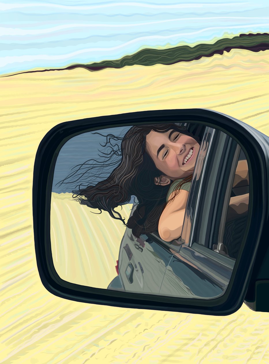 Ung kvinde ser smilende ud i sidespejlet på en bil, der kører på stranden (digital kunst) af Evan Sklar