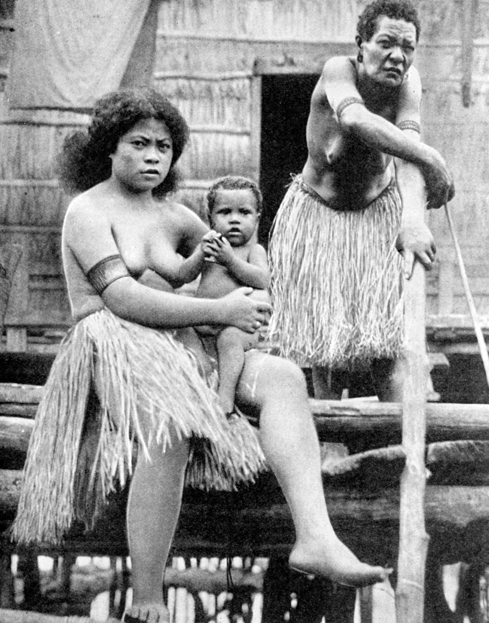 En mor og hendes barn, Papua, Ny Guinea, 1936. af Ewing Galloway