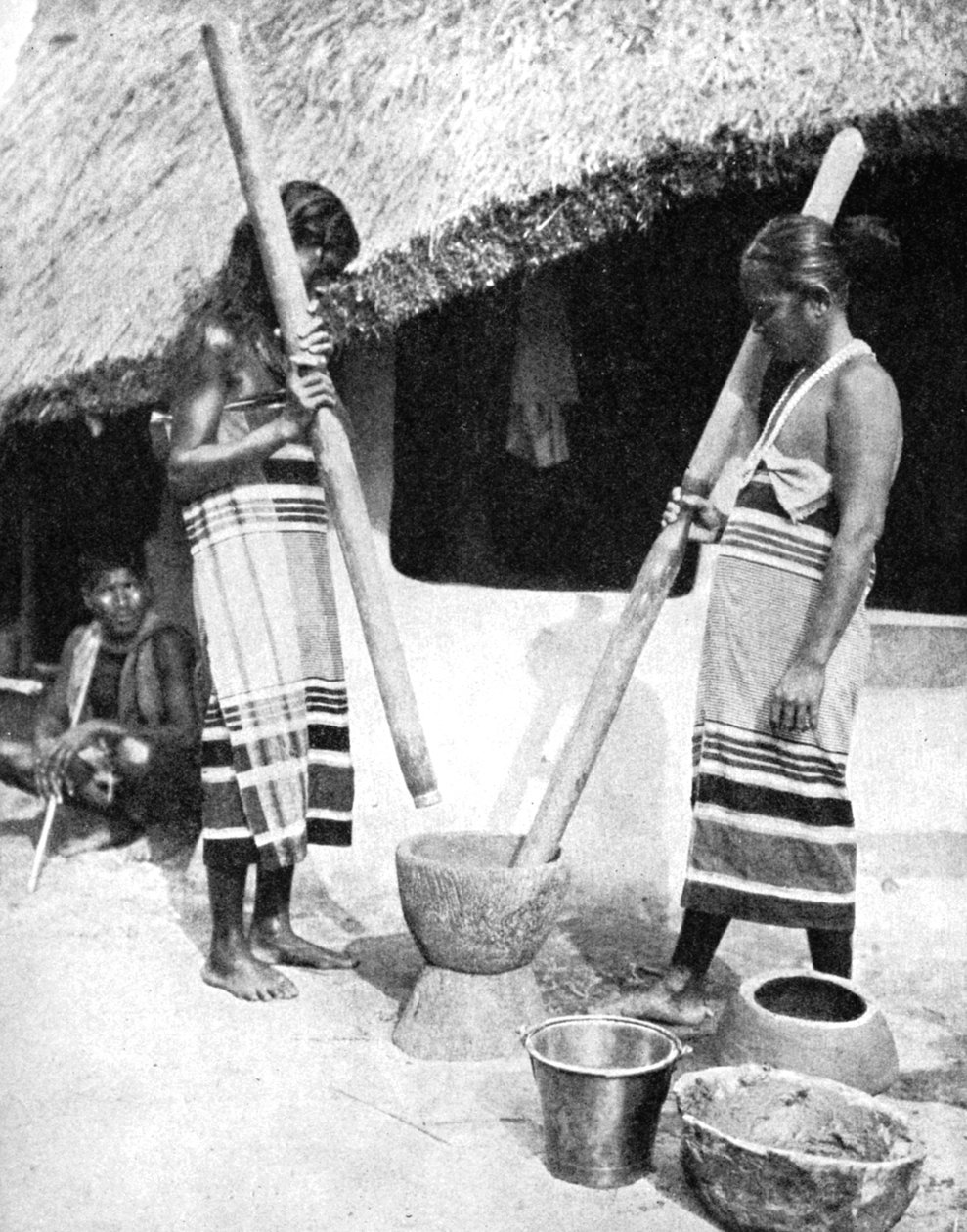 Newar kvinder, der banker korn, Nepal, 1936. af Ewing Galloway