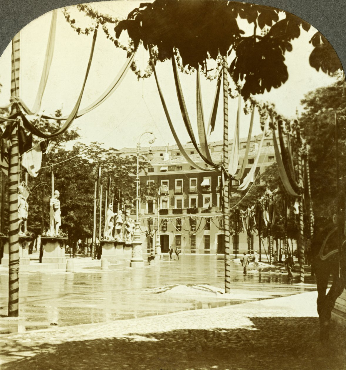 Dekorationer, Plaza de Oriente, Madrid, Spanien. af Excelsior Stereoscopic Tours