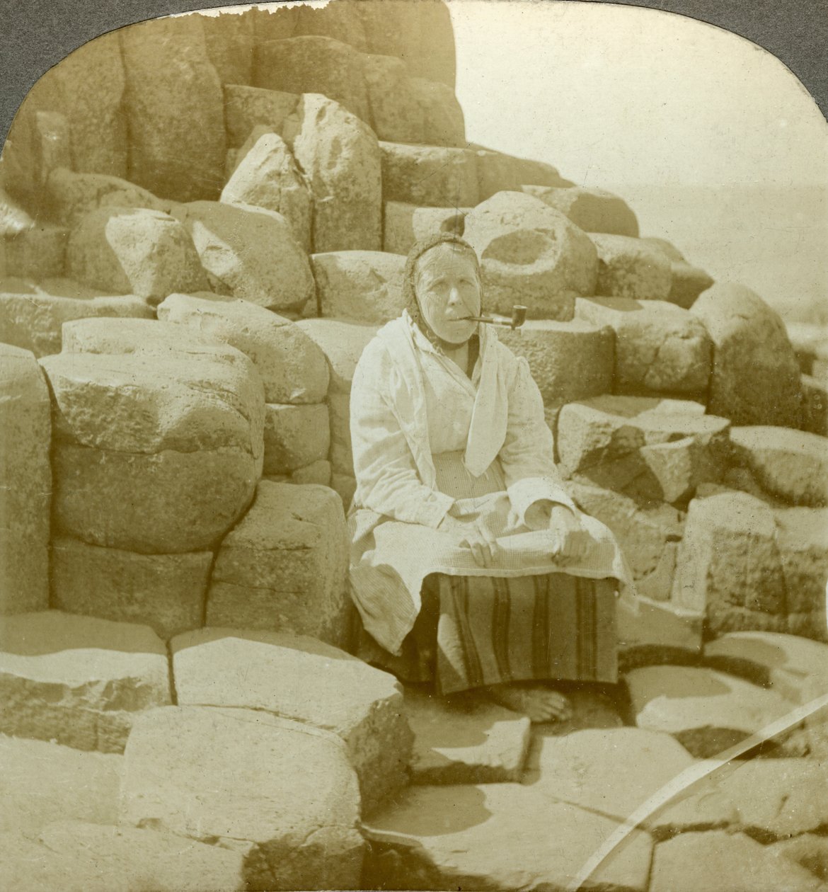 I ønskestolen, Giants Causeway, Antrim, Nordirland. af Excelsior Stereoscopic Tours