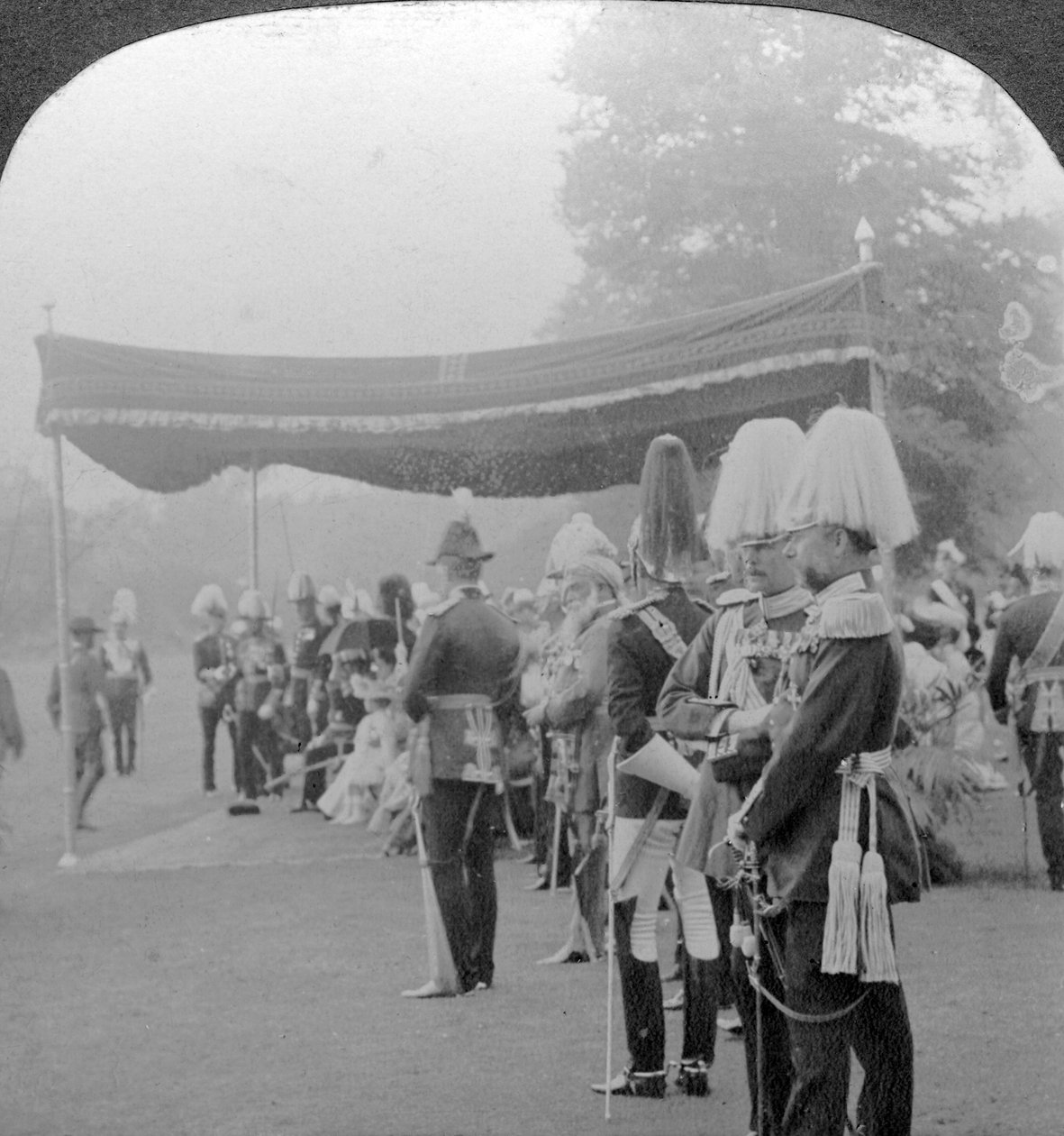 Kongen overrækker kroningsmedaljer, Buckingham Palace, London. af Excelsior Stereoscopic Tours