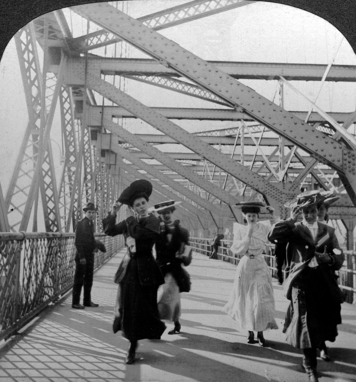 Promenaden, Williamsburg Bridge, New York, USA, omkring 1900-tallet. af Excelsior Stereoscopic Tours