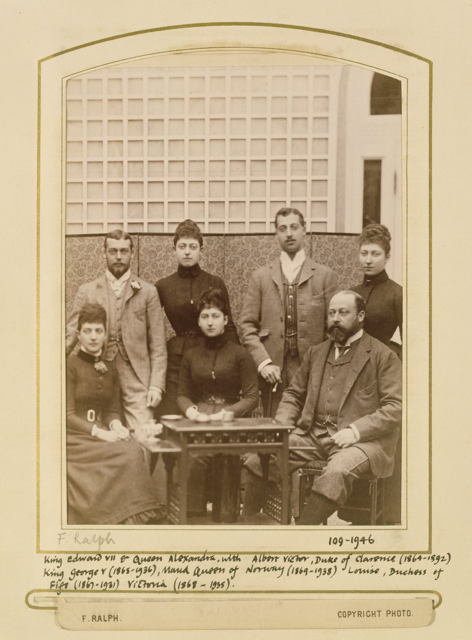 Portræt af kong Edward VII (1841-1910) og dronning Alexandra (1844-1925) og deres børn, før 1892 (sepiafoto) af F. Ralph