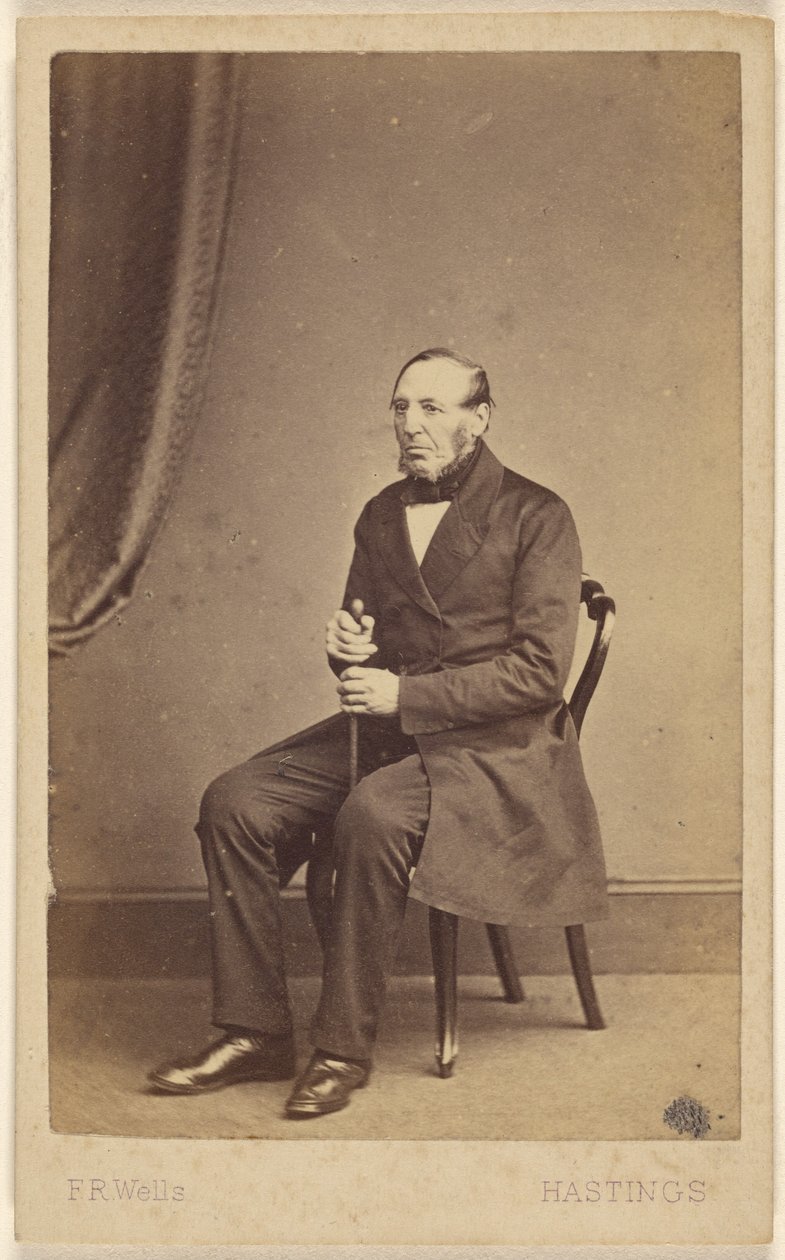 [Uidentificeret ældre mand med skæg uden moustache, siddende]. af F.R. Wells