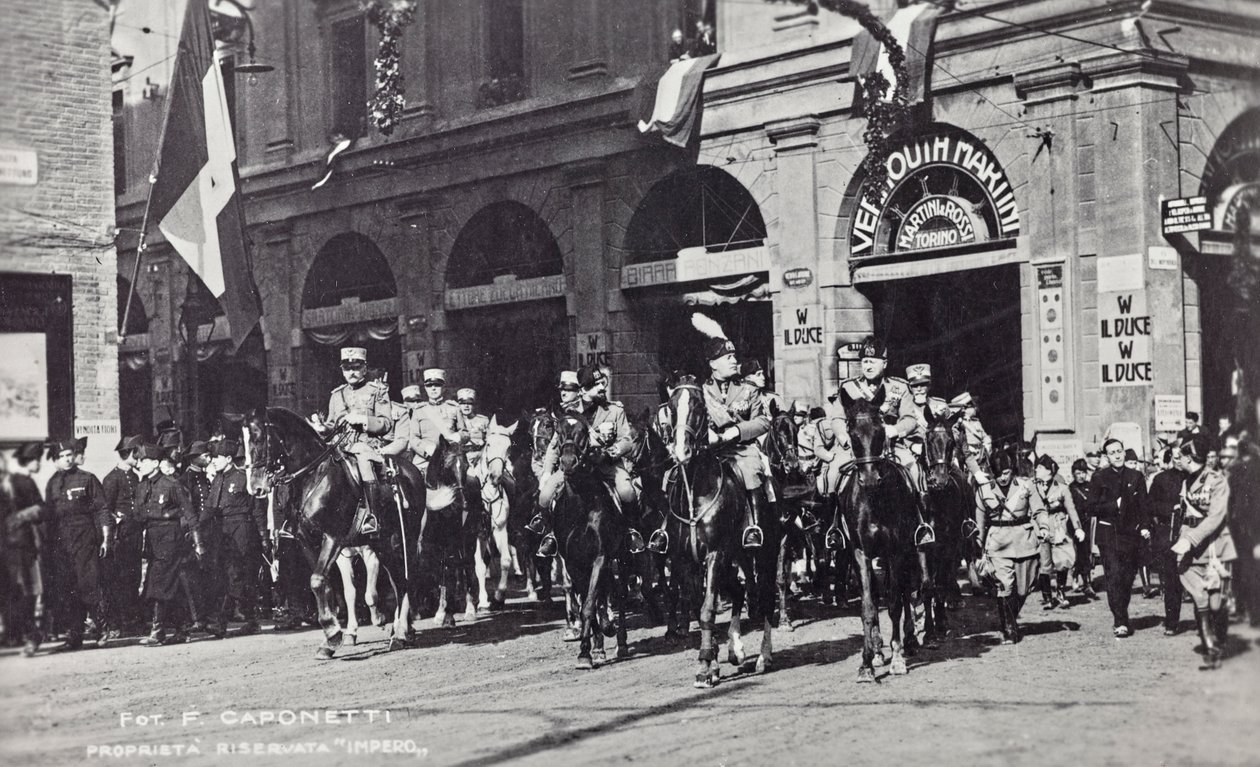 Album "Duce": Benito Mussolini på hesteryg paraderende gennem Ferraras gader (s/h foto) af F. Caponetti