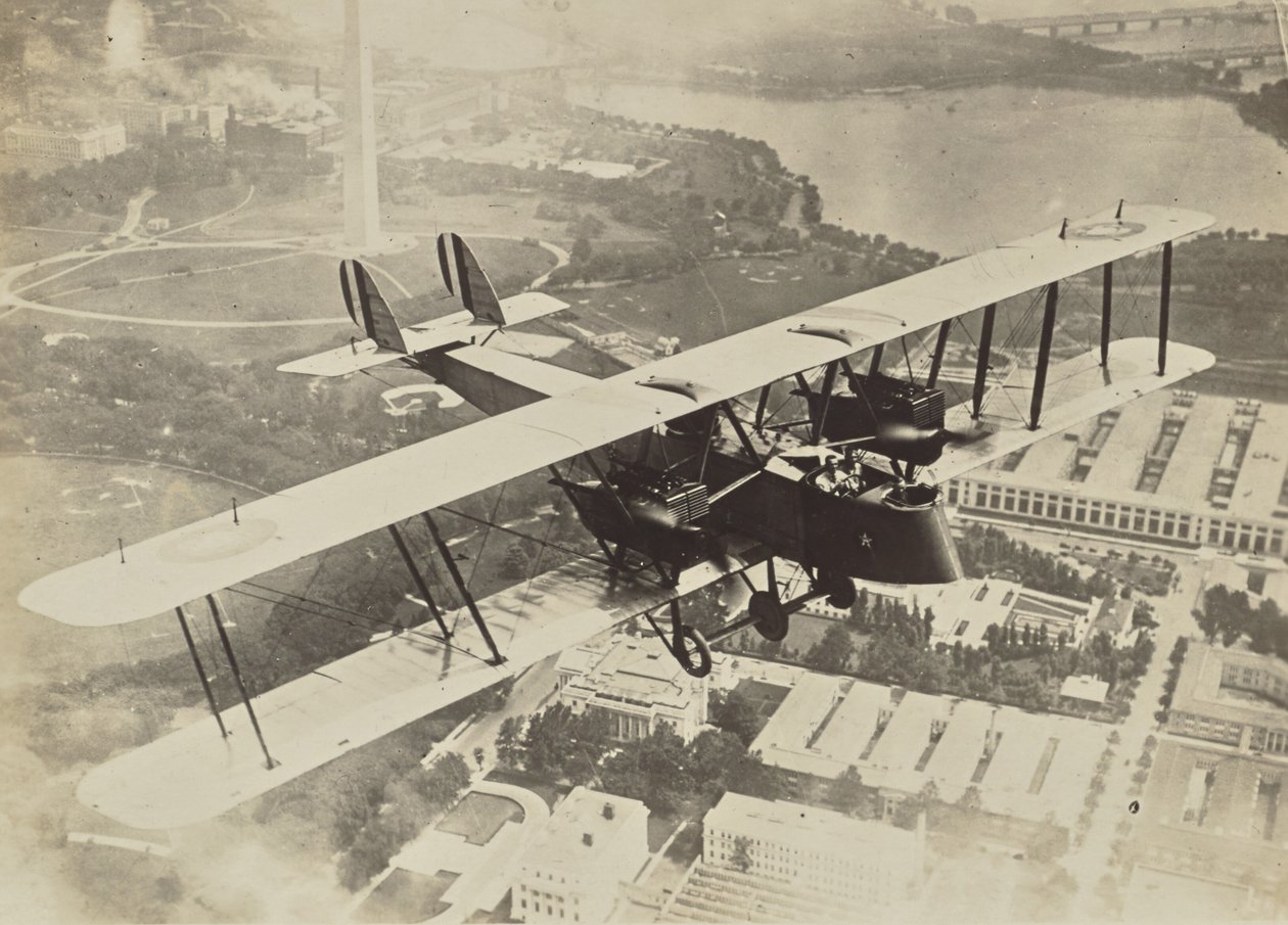 [Flyvende fly over Washington D.C.] af Fedele Azari