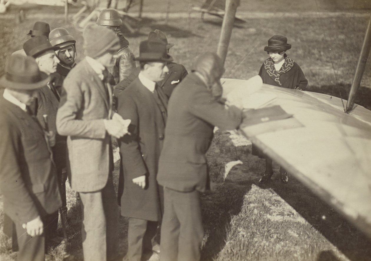 [Gruppe omkring kanten af en vinge på en Caproni Ca. 3 (flyvemaskine)]. af Fedele Azari