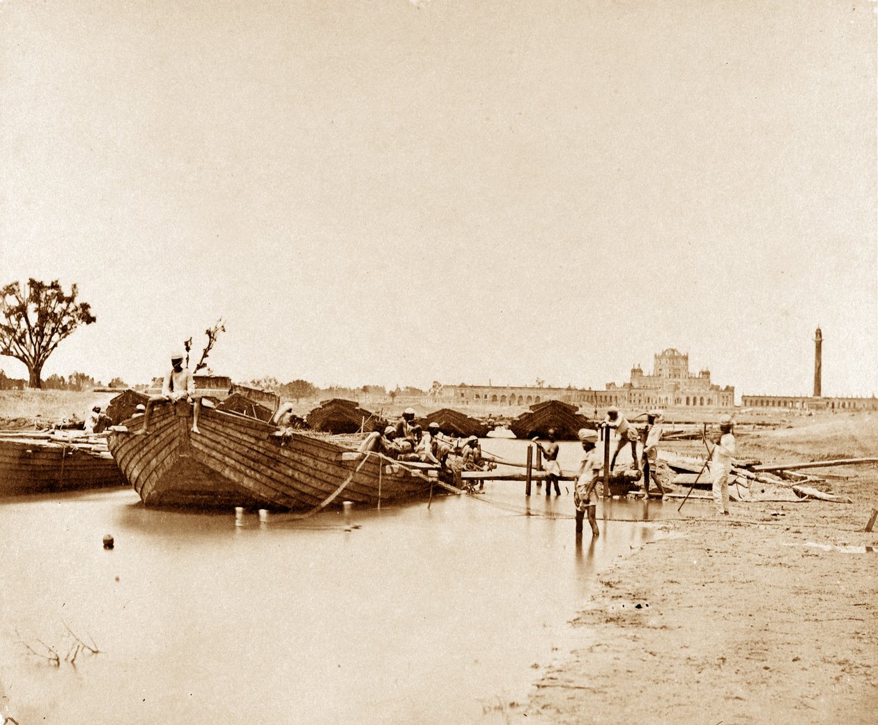 Bådebroen over Gomptee, Lucknow af Felice Beato