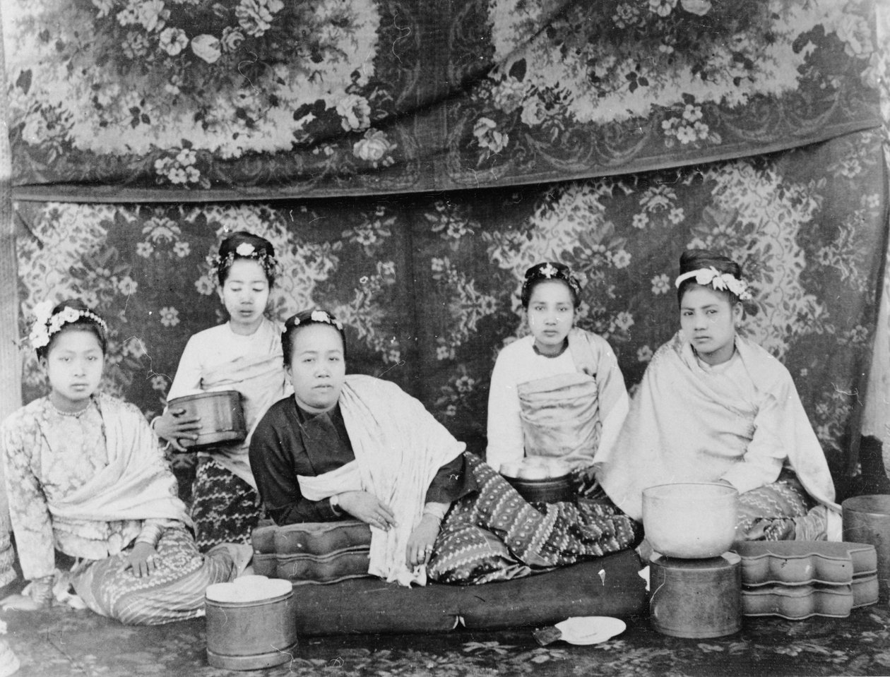 Burmesisk dame og hendes ledsagere, ca. 1885 af Felice Beato