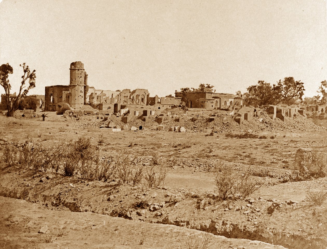 Kirkegården og Residency in the Distance, Lucknow af Felice Beato