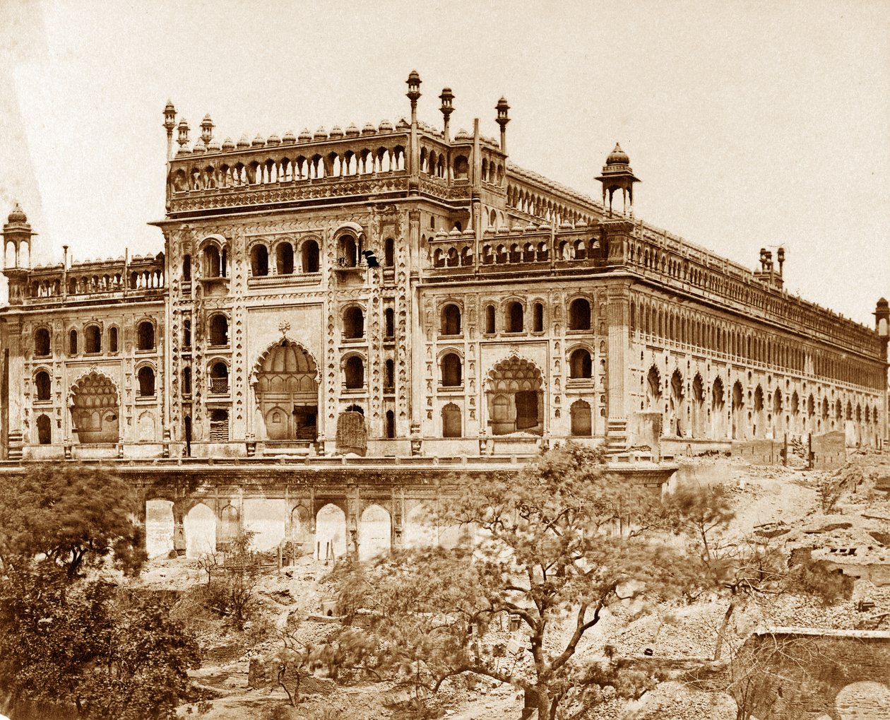 Eksteriør af Asoph-ou Dowlahs Emambara og grund, Lucknow af Felice Beato