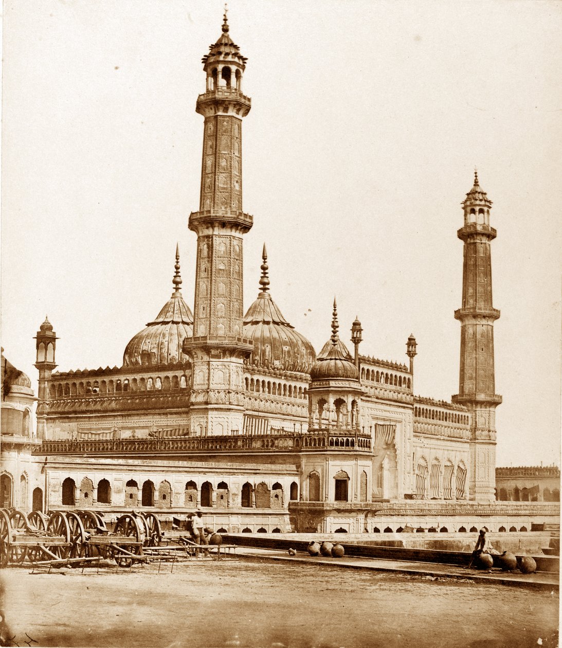 Moske i Asophoo Dowlahs Emambara, Lucknow af Felice Beato