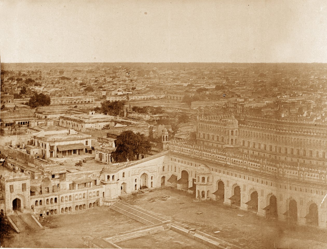 Panorama over MachiBoran, Lucknow af Felice Beato