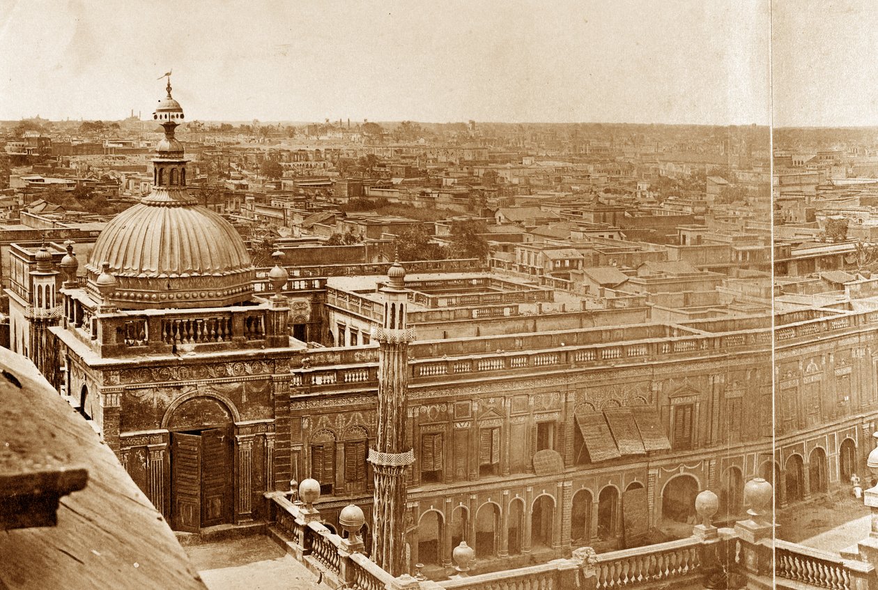 Panoramaudsigt over gårdene i Residency, Lucknow af Felice Beato