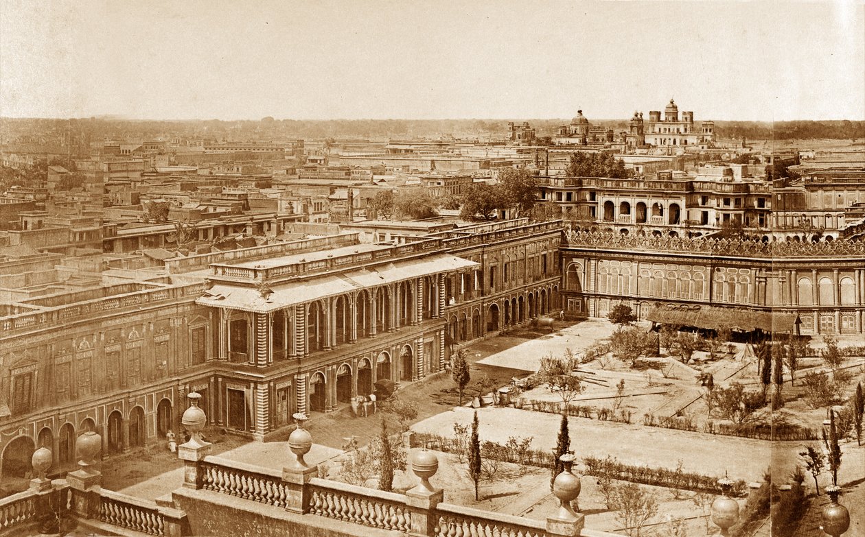 Panoramaudsigt over gårdene i Residency, Lucknow af Felice Beato