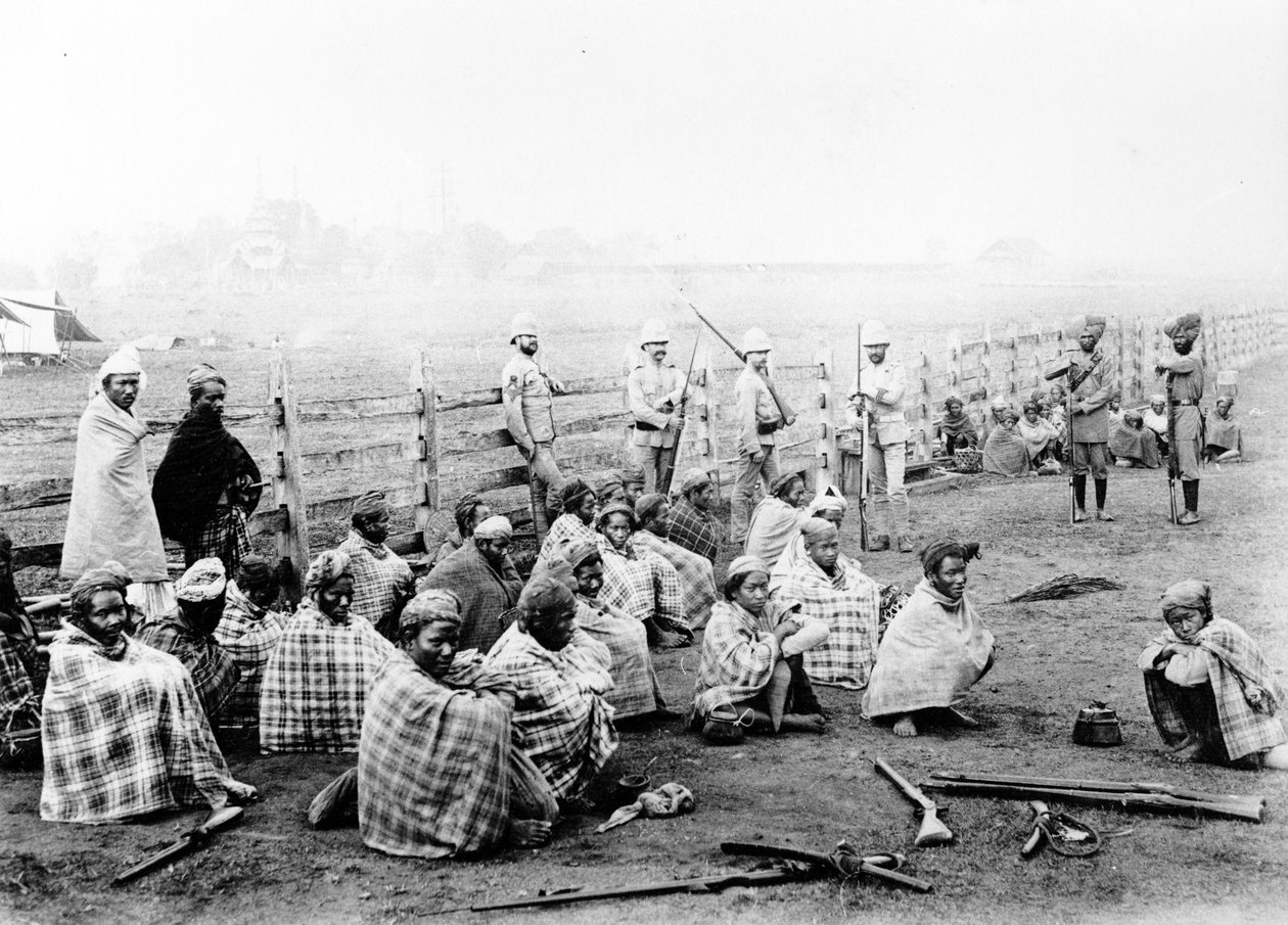Wuntho Sawbwas tropper overgav våben til de britiske myndigheder ved Wuntho, 1891 af Felice Beato