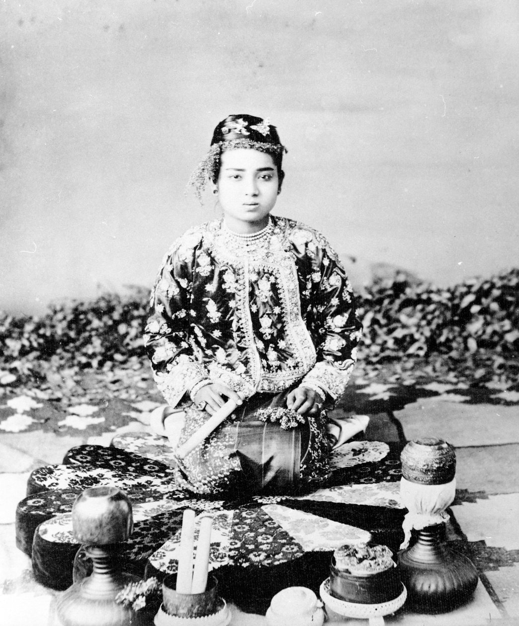Ung burmesisk kvinde med en cigar, Mandalay, ca. 1875 af Felice Beato