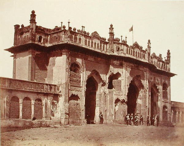 En gateway i Lucknow af Felice Beato