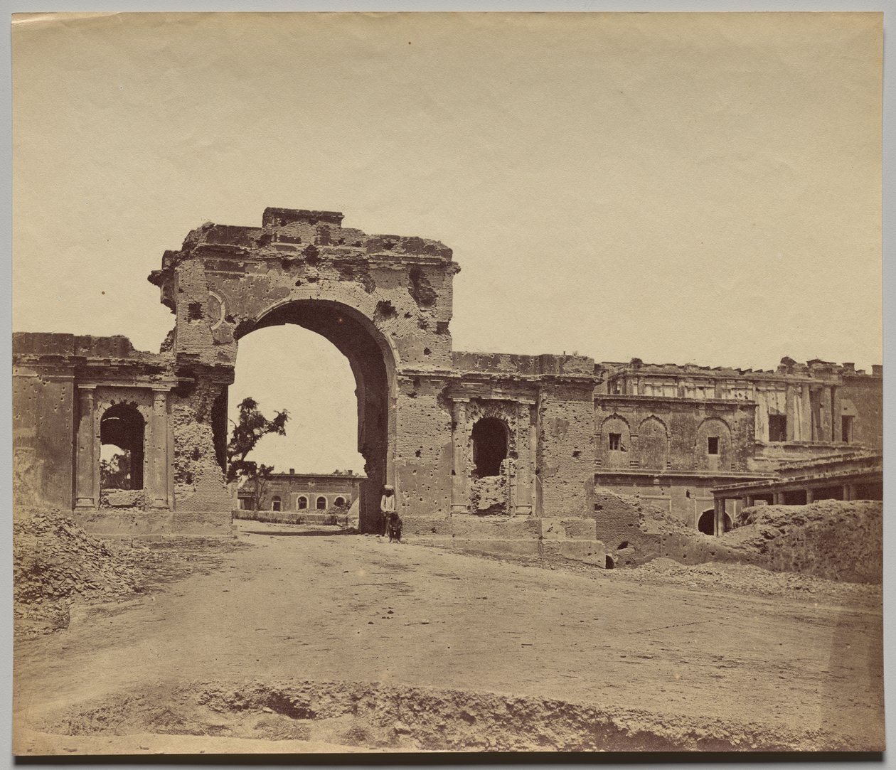 Gateway Leading into the Residency, holdt af kaptajn Aitken, 13th Bengal Native Infantry, almindeligvis kaldet Bailee Guard Gate af Felice A. Beato