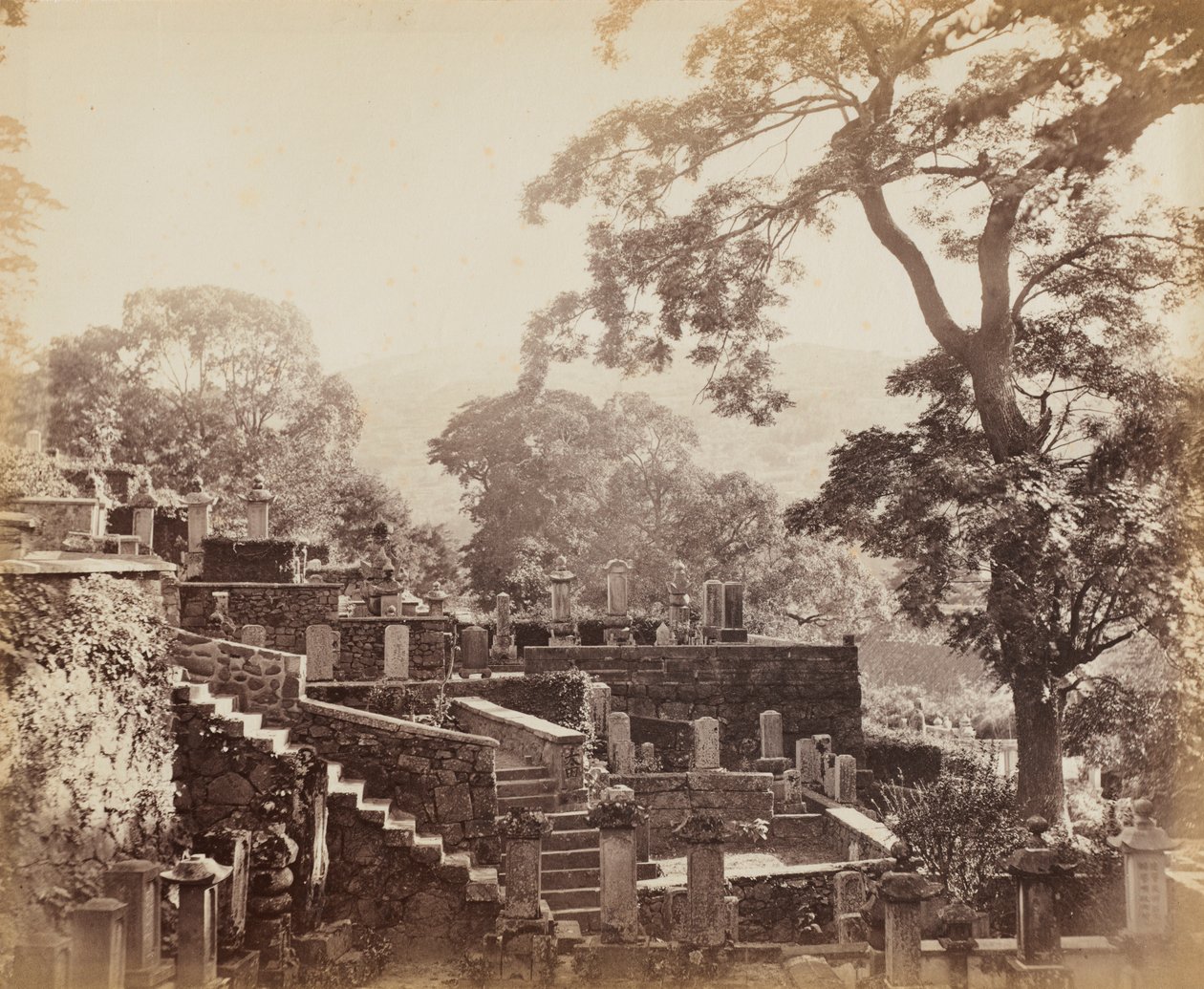 Japansk tempelkirkegård, Shuntoji, Nagasaki, ca. 1867. af Felice A. Beato
