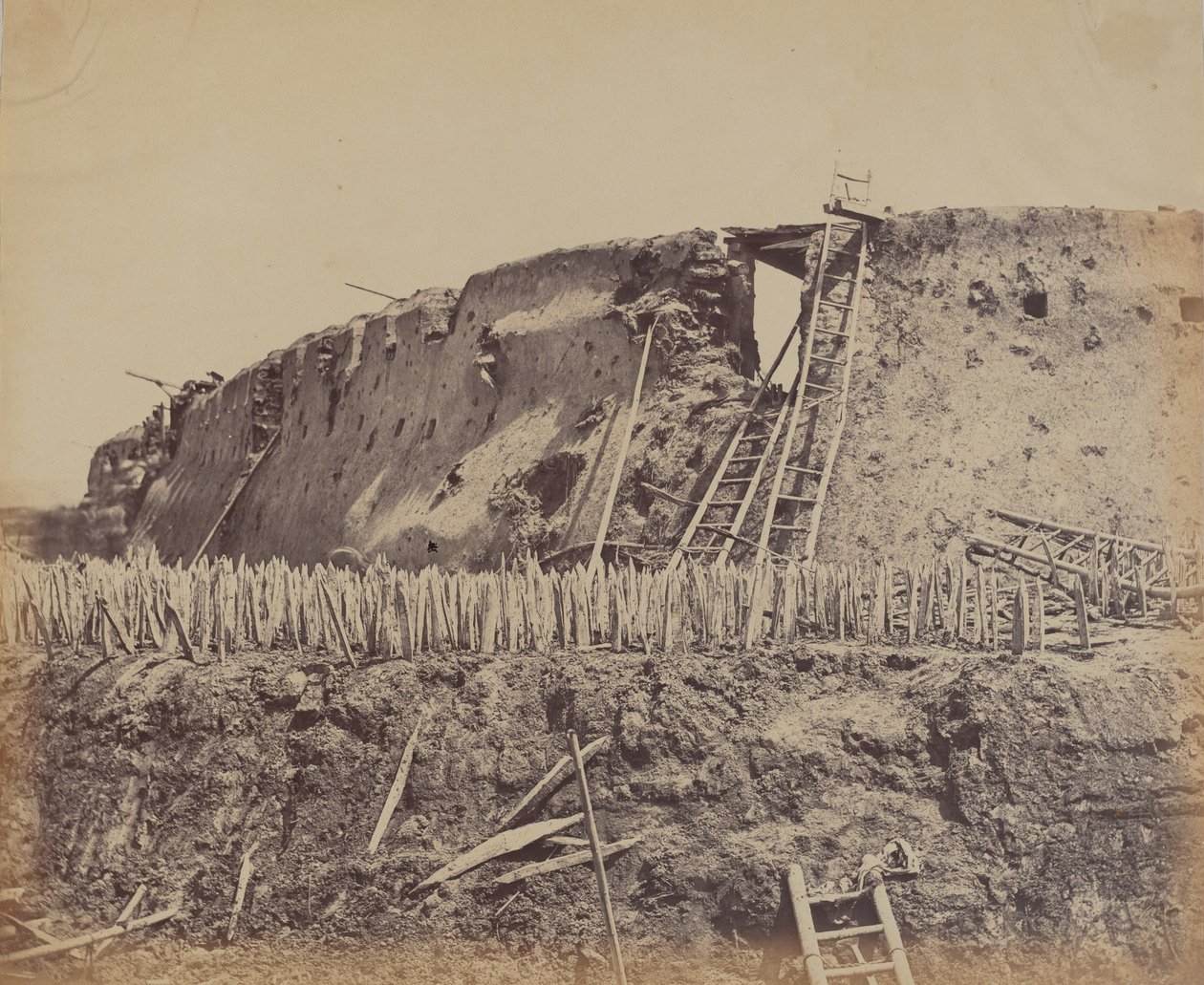 Vinkel af North Taku Fort, hvor franskmændene gik ind, 21. august 1860, 1860. af Felice Beato