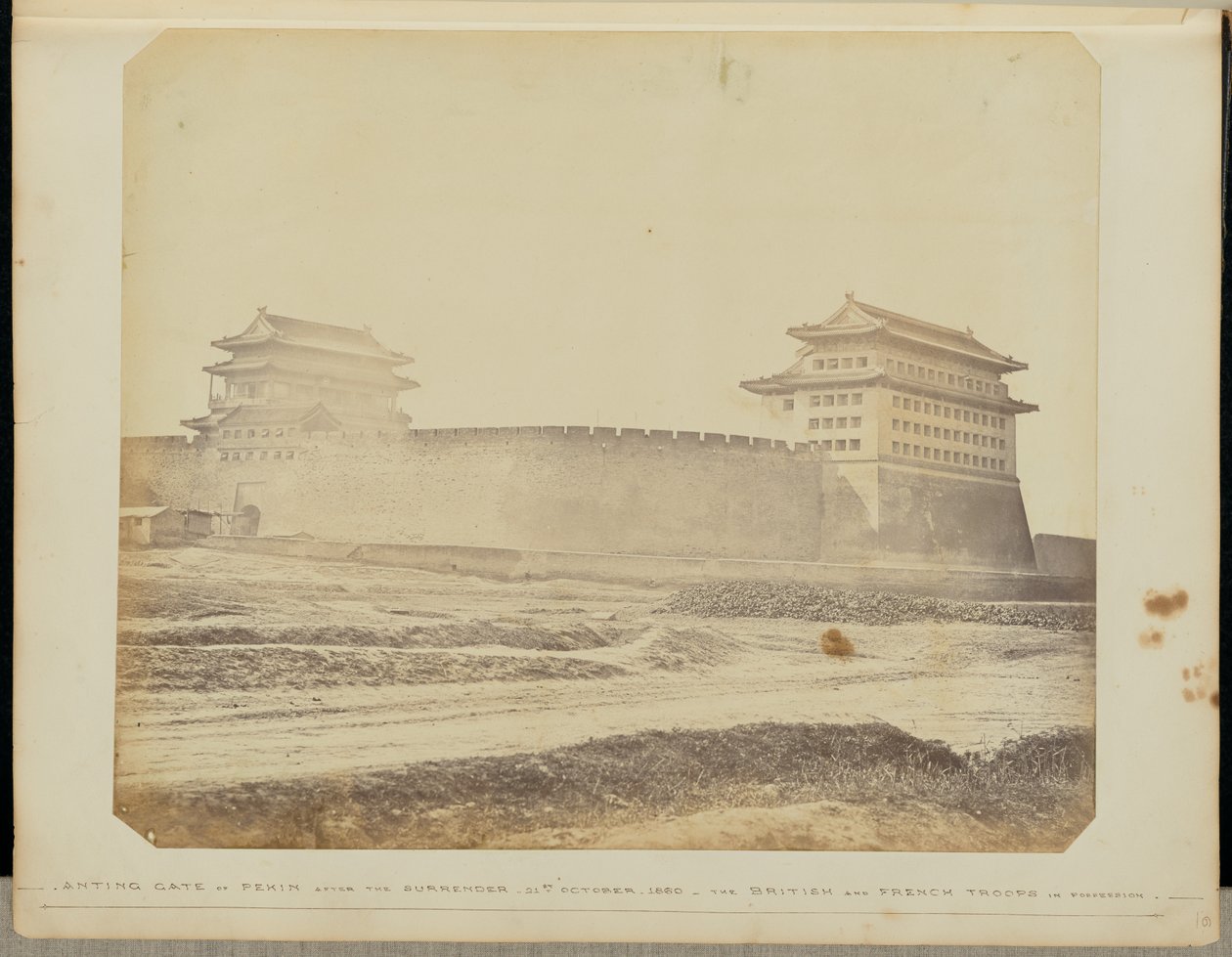 [Anting-porten i Peking efter overgivelsen - 21. oktober 1860 - De britiske og franske tropper i besiddelse]. af Felice Beato