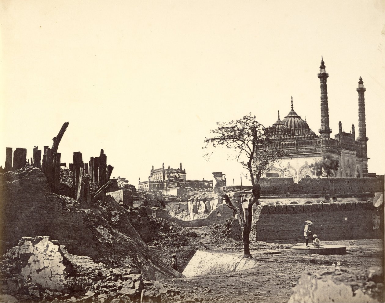 Batteri nær Begum Kotie. Sir Colin Campbells andet angreb i marts 1858 af Felice Beato