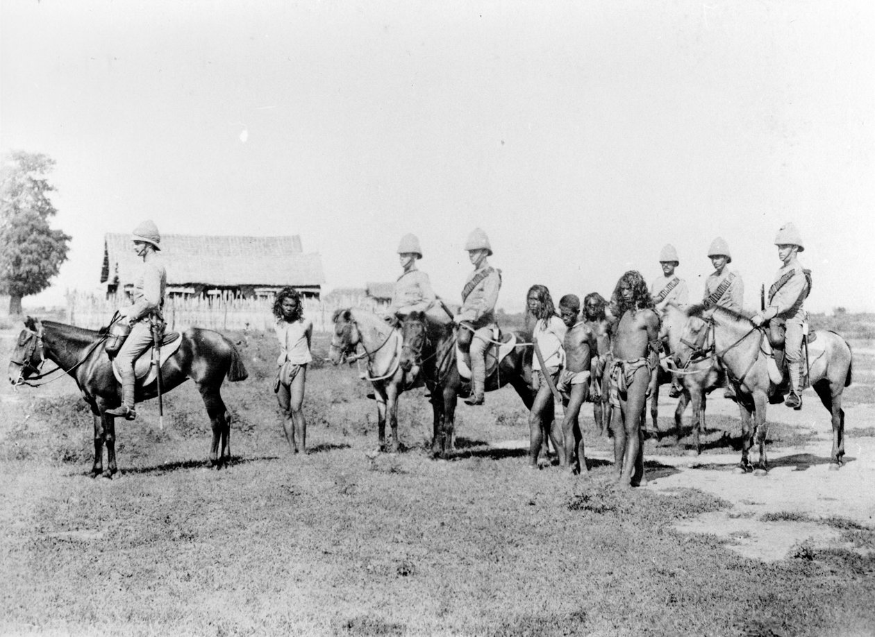 Dacoits bliver bragt ind af beredent infanteri, ca. 1890 af Felice Beato