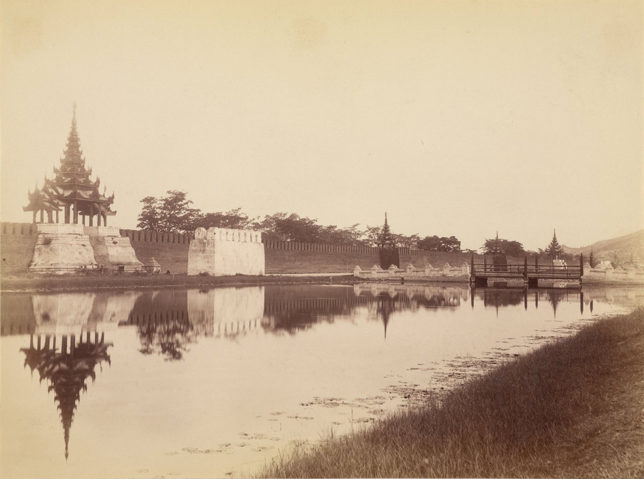 Byens østmur med Moat and Bridge, Mandalay af Felice Beato