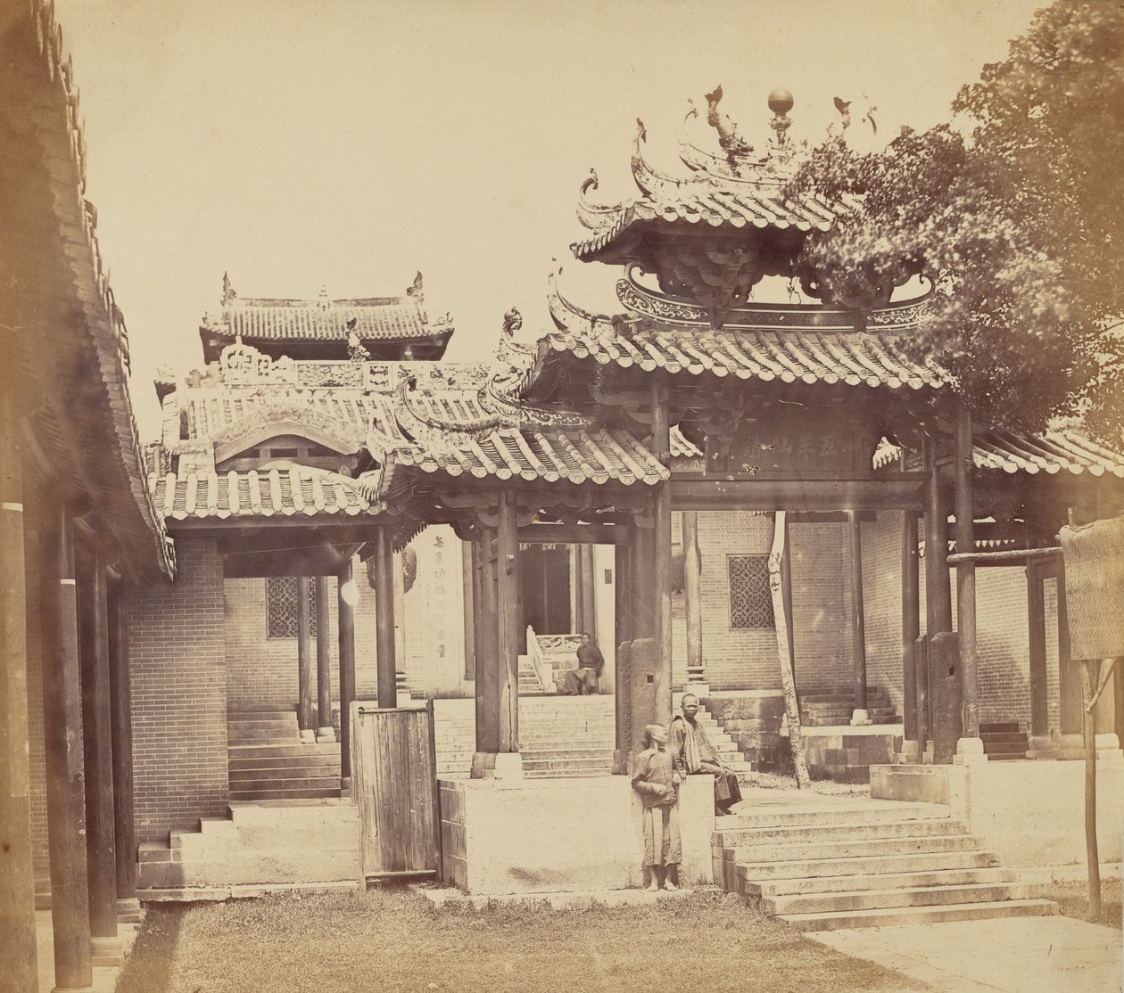 Indgang til Five Genii Temple, Canton, april 1860 af Felice Beato