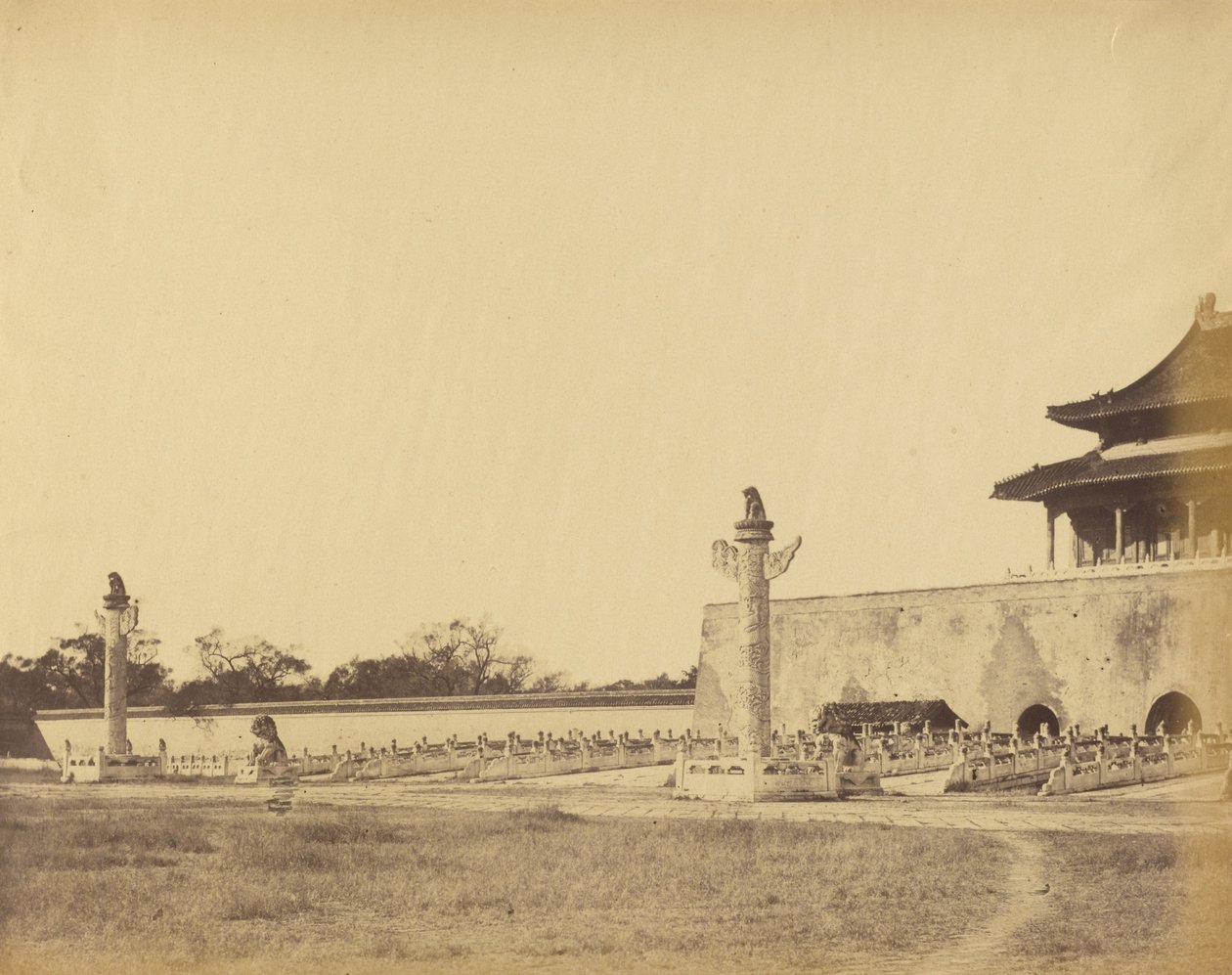 Indgang til Vinterpaladset, Pekin, oktober 1860 af Felice Beato